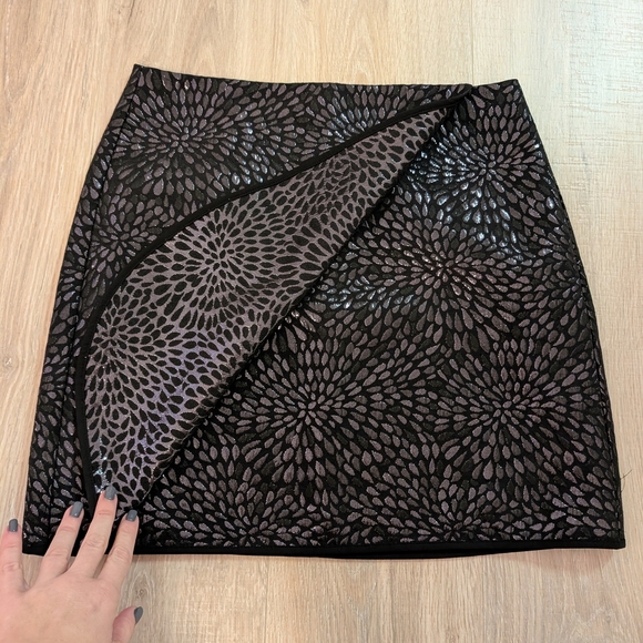 LOFT Women's Black and Gray Metallic Look Floral Skirt Size 6 - Picture 2 of 4